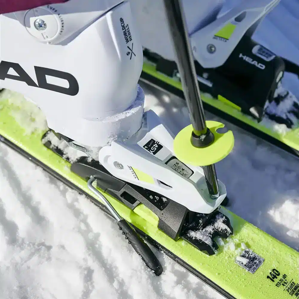 Skifahrer mit Giro-Skihelm auf der Piste